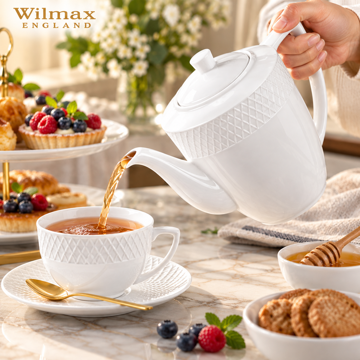 Wilmax Kaffee- und Teekanne mit integriertem Ausgusssieb mit integriertem Ausgusssieb 750 ml Weiß aus Porzellan