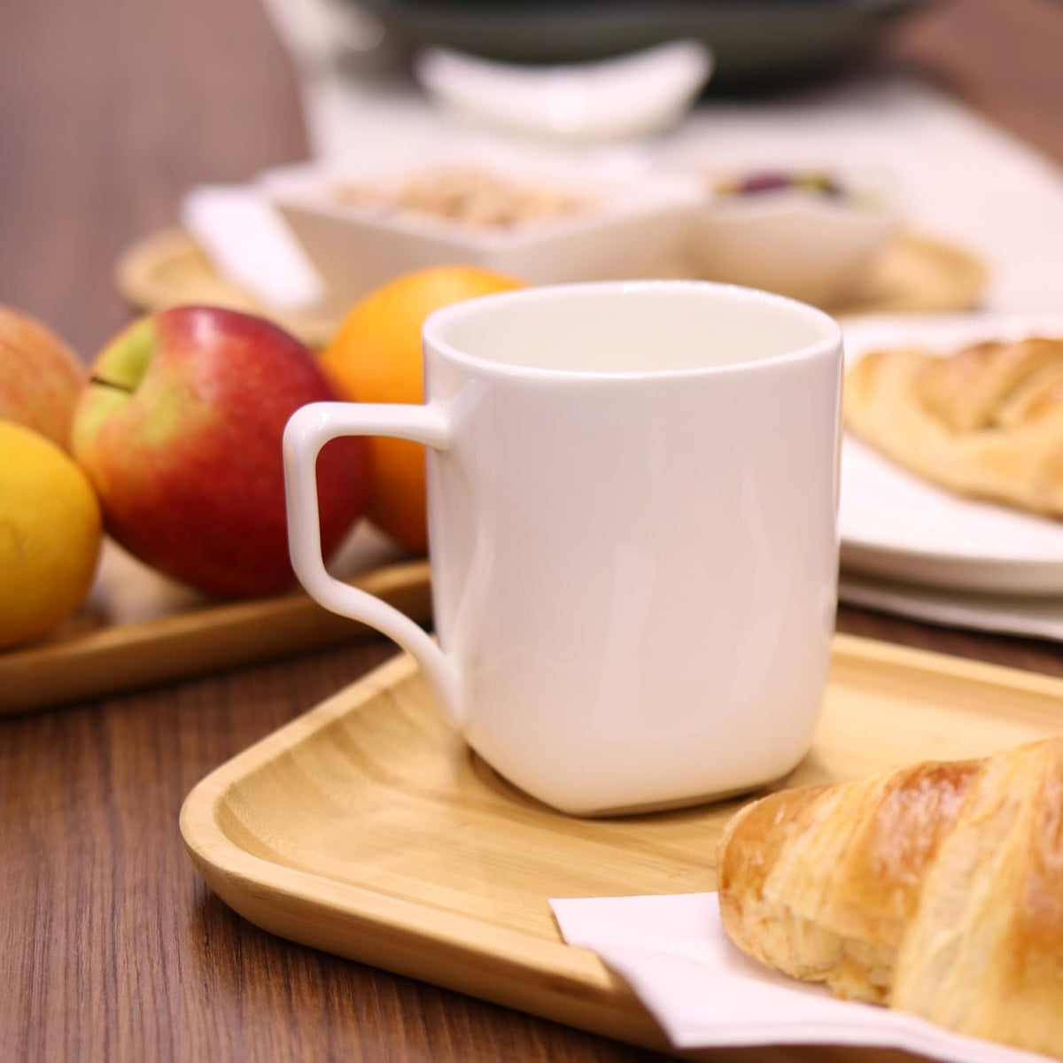 Wilmax Servierset 4-teilig mit Bambustellern 17,5 cm und Porzellanbechern 350 ml