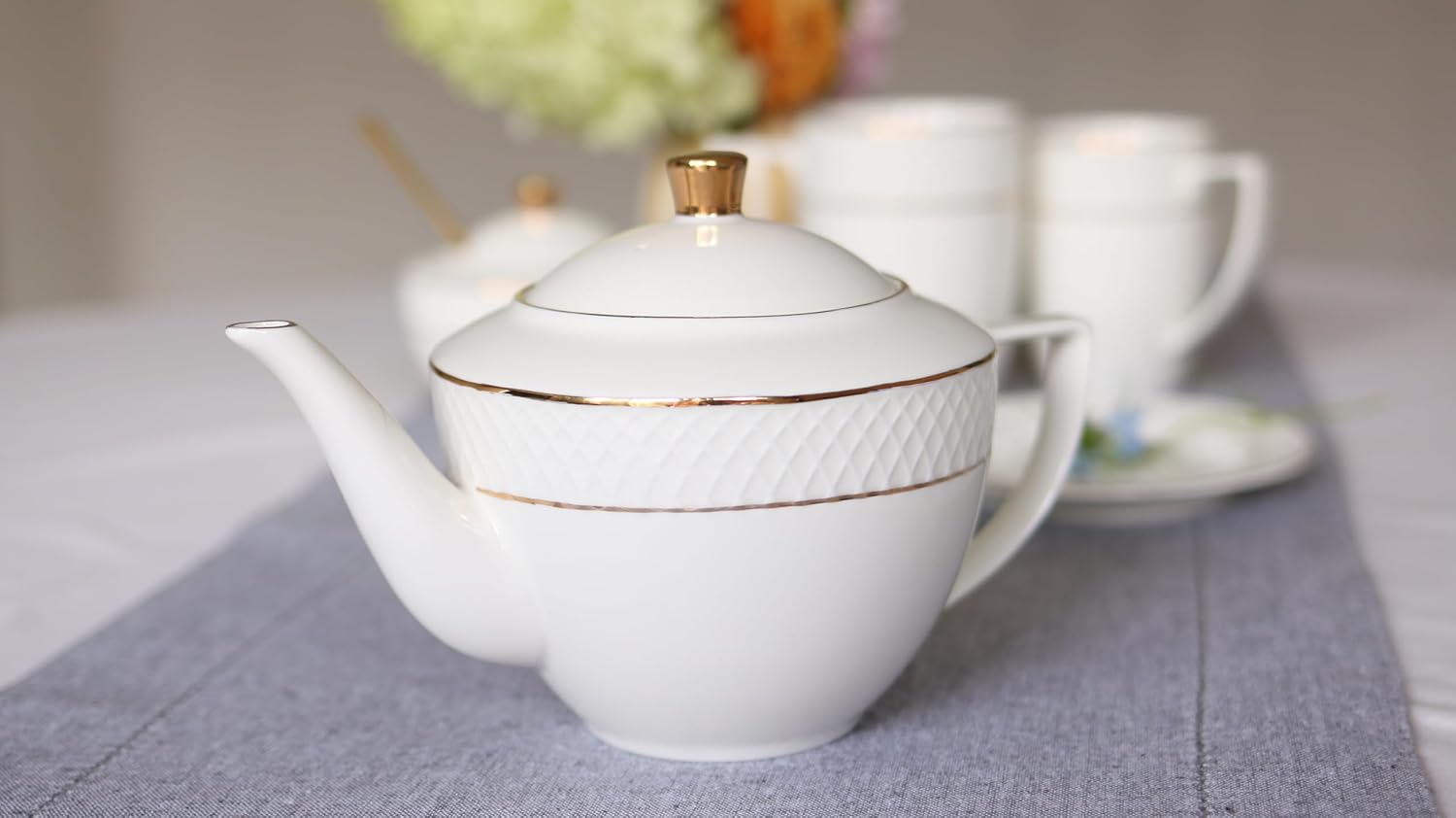 Wilmax Kaffee- und Teekanne mit integriertem Ausgusssieb 900 ml Weiß mit Golddekor aus Porzellan