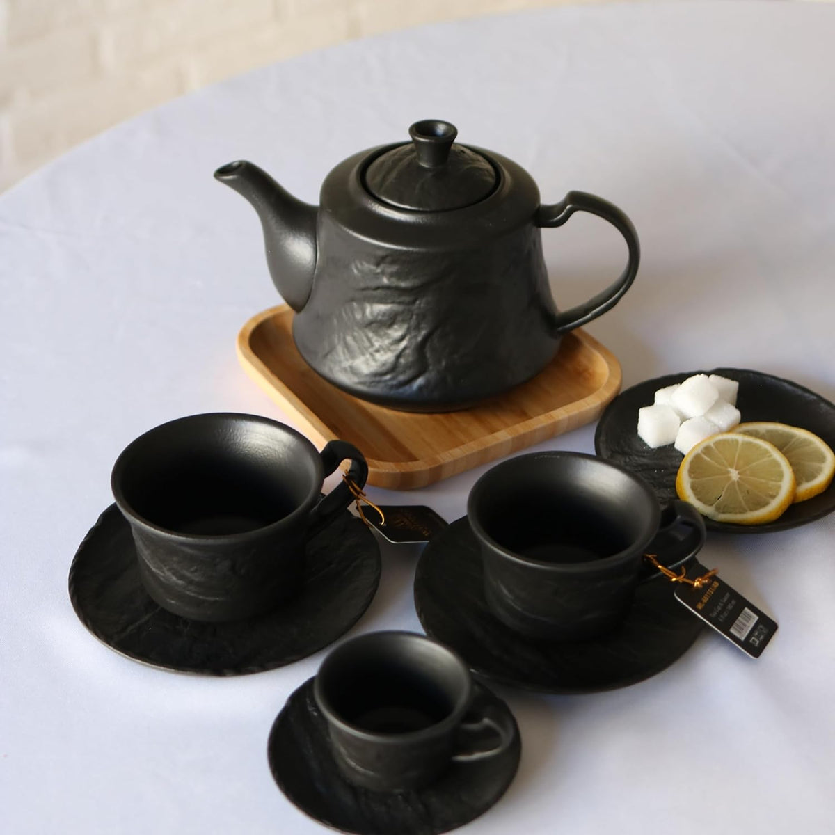 Wilmax Kaffee- und Teekanne mit integriertem Ausgusssieb 1100 ml Schwarz aus Porzellan