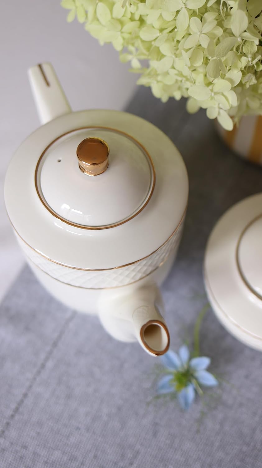 Wilmax Kaffee- und Teekanne mit integriertem Ausgusssieb 750 ml Weiß mit Golddekor aus Porzellan