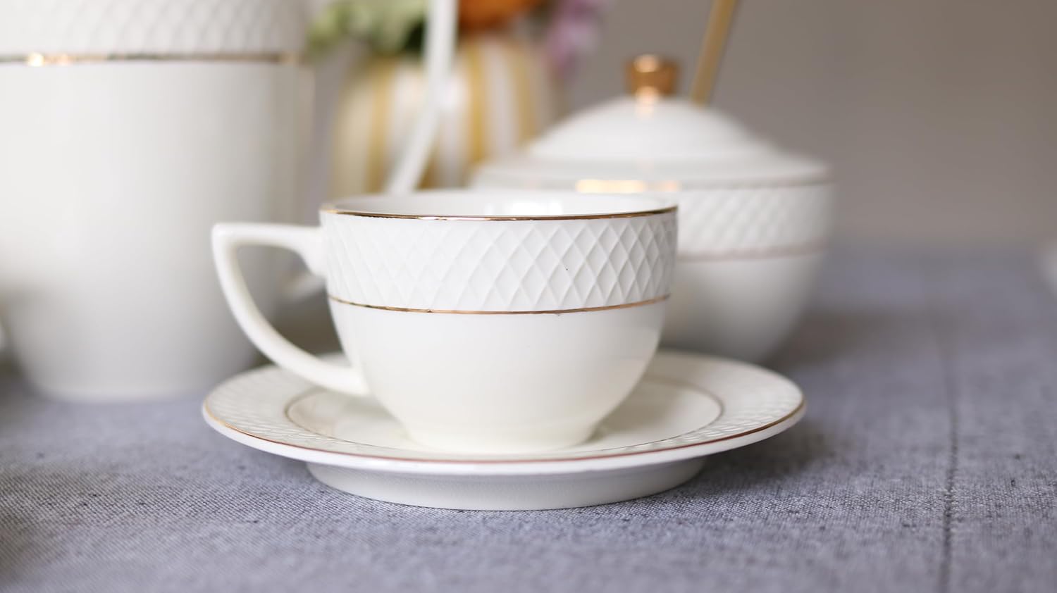 Wilmax Tasse mit Untertasse 240 ml 4er-Set Weiß mit goldfarbenem Dekor aus Porzellan