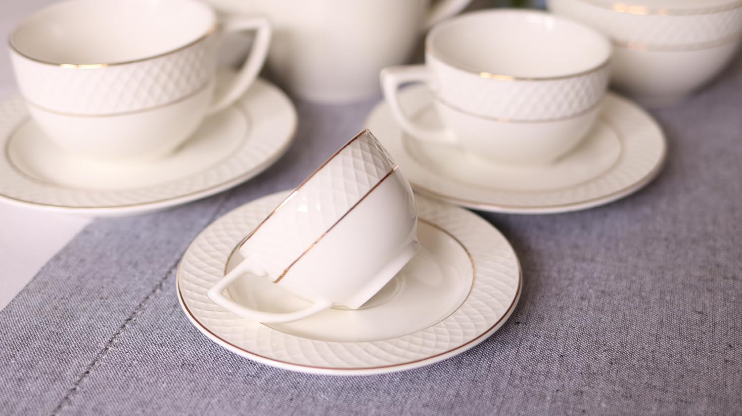 Wilmax Kaffeetasse mit Untertasse 90 ml 2er-Set Weiß mit goldfarbenem Dekor aus Porzellan