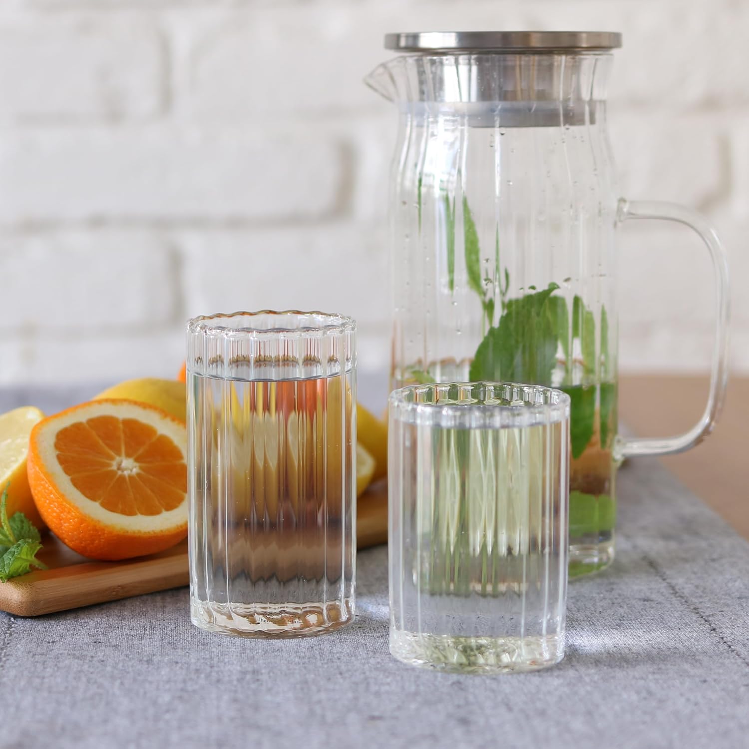 Wilmax | Glaskaraffe 1L mit 6 Wassergläser 200ml im Set | Deckel aus Edelstahl | Wasserkaraffe aus geriffeltem Glas | Wasserkrug für Saft, Wasser, Eistee, Milch | Glaskaraffe | Wasserkanne