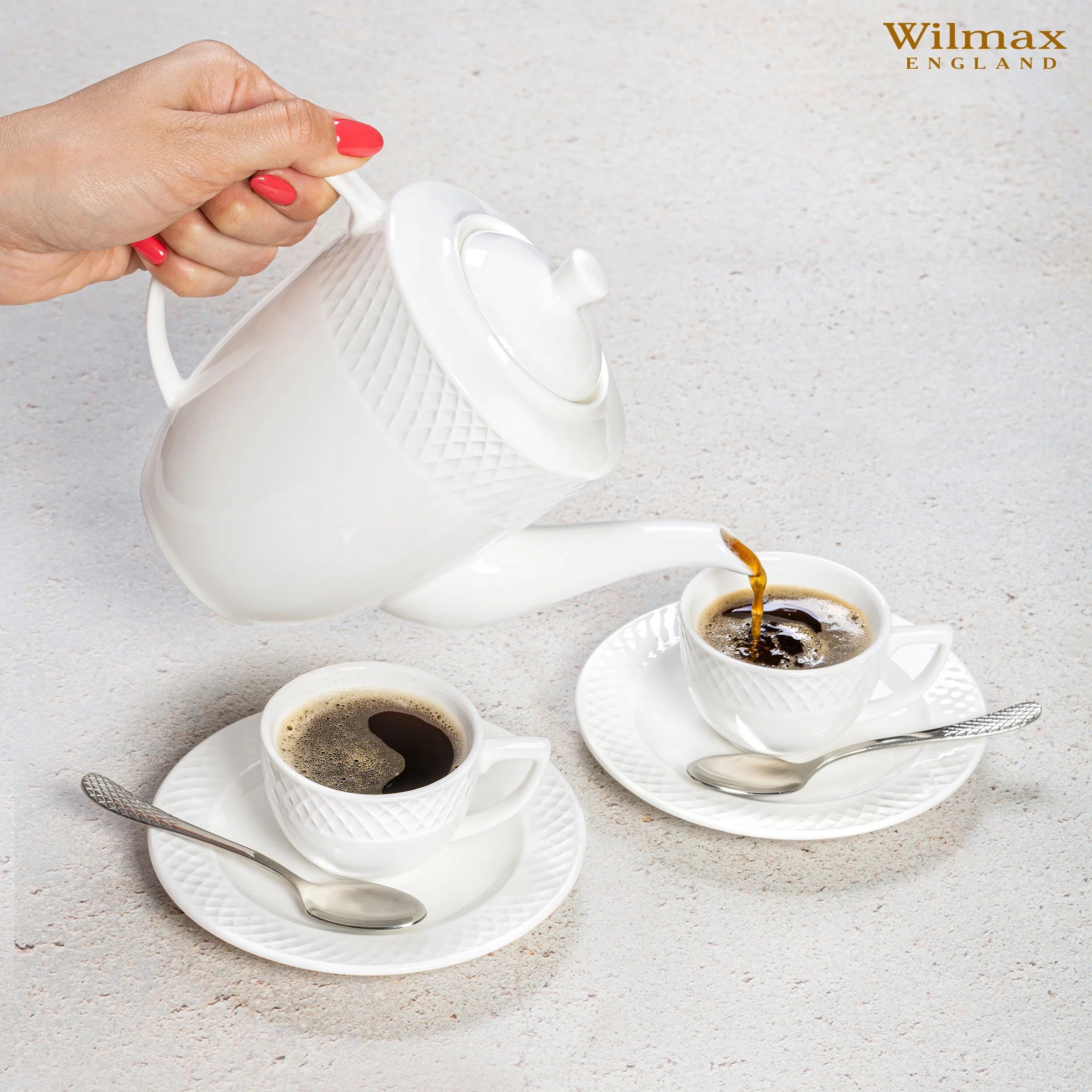 Wilmax Kaffee- und Teekanne mit integriertem Ausgusssieb mit integriertem Ausgusssieb 750 ml Weiß aus Porzellan