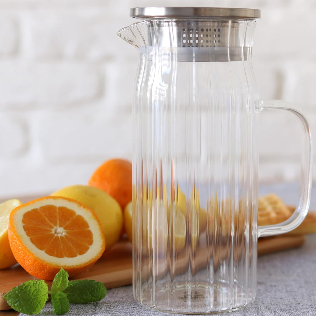 Wilmax Getränkeset 7-teilig mit Krug 1000 ml mit Edelstahldeckel und 6 hitzebeständige Glasbecher mit Henkel 300 ml aus Glas